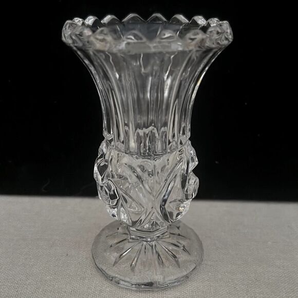 Crystal Clear Industries Pinwheel 4" Bud vase - Picture 2 of 7